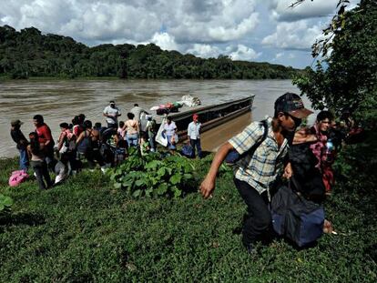 Un grupo de nicaragüenses llega en barca a Costa Rica para trabajar en el campo.