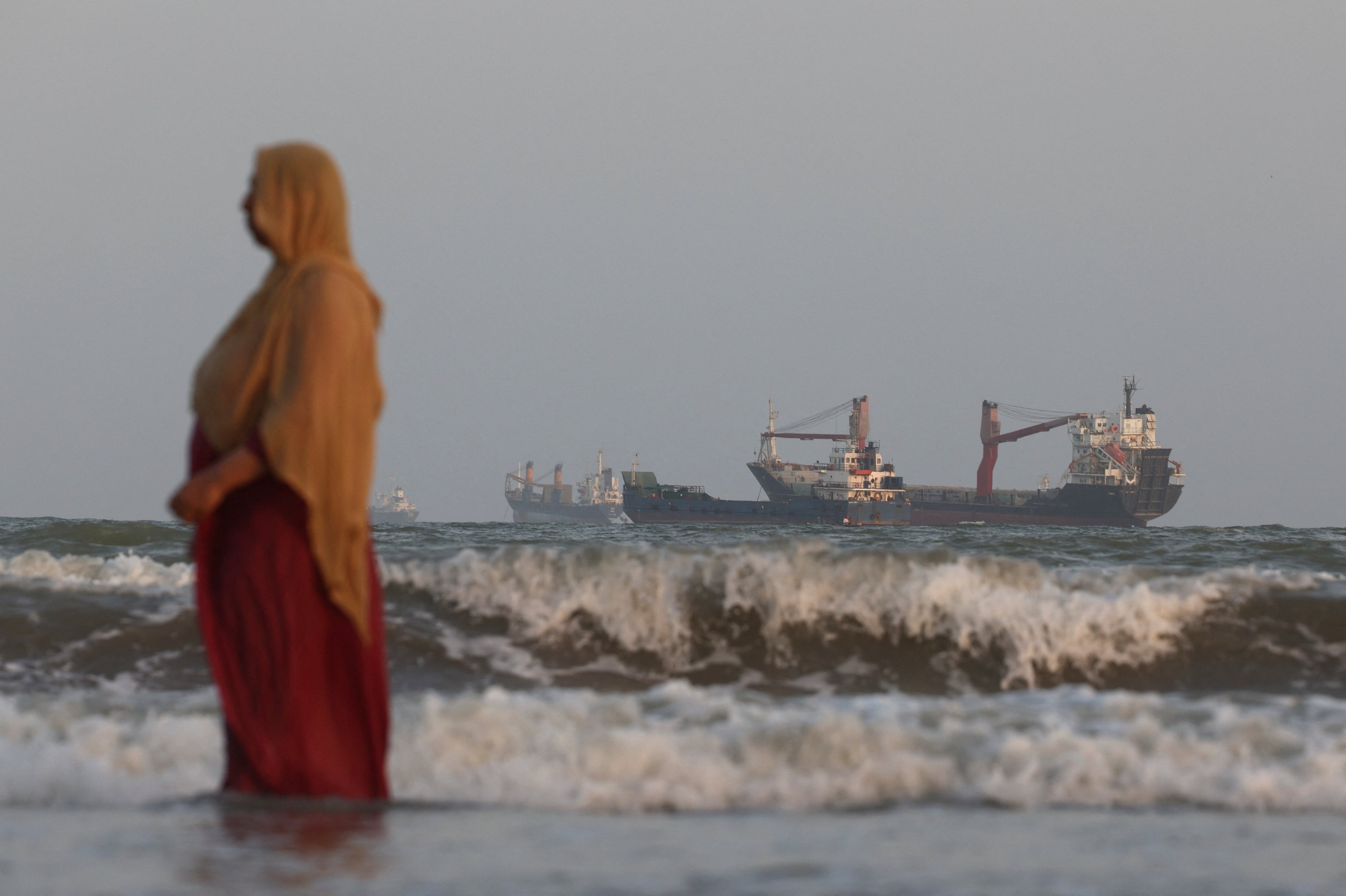 Los vecinos de Irán disparan el tráfico por Ormuz y enfrían el precio del petróleo