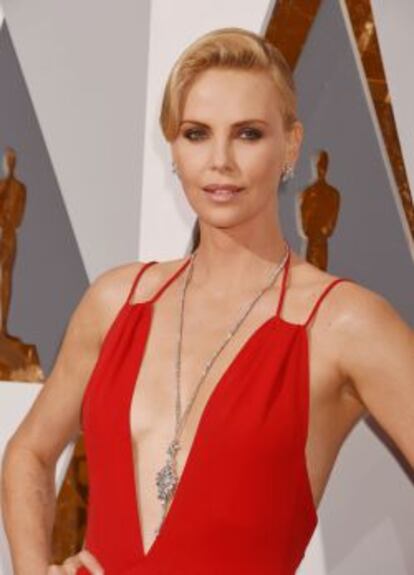 Charlize Theron, con vestido de Dior y joyas de Harry Winston.