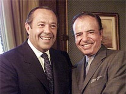 Adolfo Rodriguez Saá recibe a Carlos Menem en la Casa Rosada.