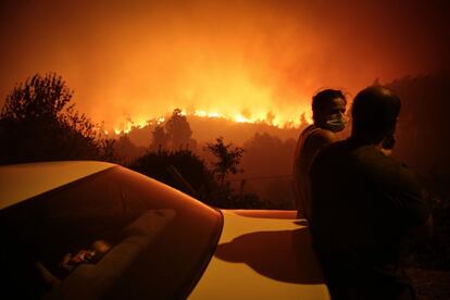 Incendio forestal en Oliveira de Frades, al norte de Portugal. El fuego movilizó a 327 bomberos, 103 vehículos terrestres y 8 aviones.