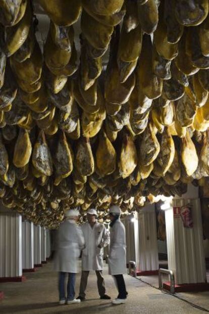 Patas de jamón colgadas en el techo, en una imagen tomada en Jabugo, Huelva.