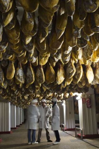 Patas de jamón colgadas en el techo, en una imagen tomada en Jabugo, Huelva.