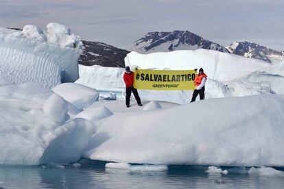 El cantante y un miembro de la expedición en las proximidades de Tinitequilaq, Groenlandia.