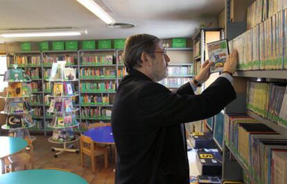 El candidato socialista a las elecciones municipales de Madrid, Jaime Lissavetzky, visita la biblioteca municipal de Usera.