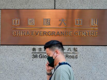 Un hombre pasa frente a la sede de Evergrande en Hong Kong este lunes