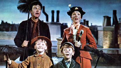 Julia Andrews y Dick Van Dyke, en 'Mary Poppins', dirigida por Robert L. Stevenson.