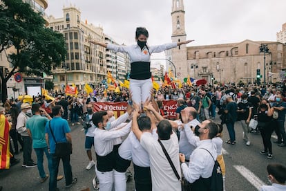Un alto en el camino de la marcha convocada por la Comissió 9 d'Octubre en Valencia.