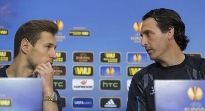 Krychowiak y Emery, en la rueda de prensa oficial de la UEFA.