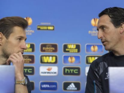 Krychowiak y Emery, en la rueda de prensa oficial de la UEFA.