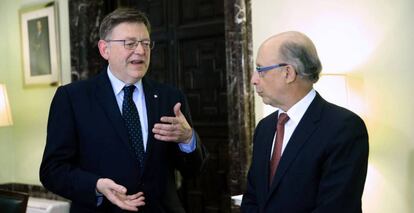 El presidente valenciano Ximo Puig, (izquierda), con el ministro de Hacienda, Crist&oacute;bal Montoro. 
