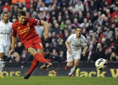 Steven Gerrard marca um gol de pênalti contra o Tottenham Hotspur em Anfield (Liverpool), no dia 10 de março de 2013.