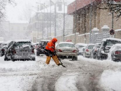 Un hombre limpia trata de despejar de nieve una calle de Vitoria.