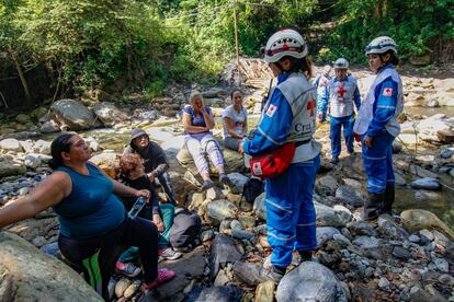 Elementos de la Cruz Roja hablan con familiares de los mineros atrapados.