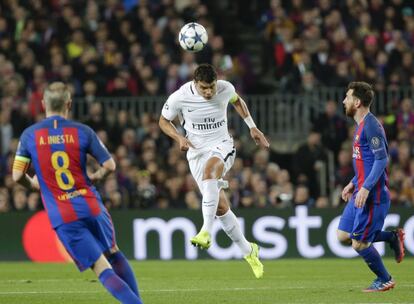 Thiago Silva (centre), del PSG, fa un cop de cap a la pilota.