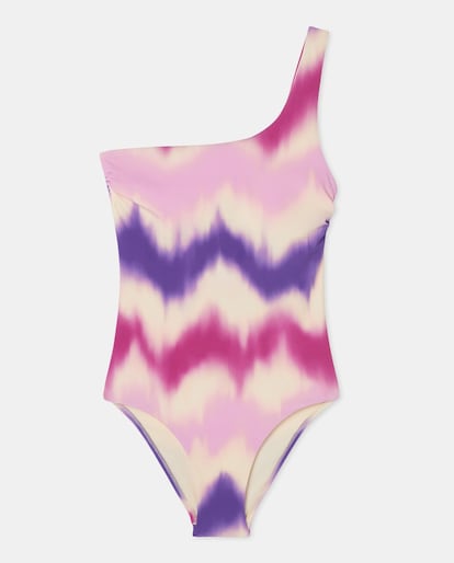 Un bañador de corte clásico siempre es una apuesta acertada, si además incluye algunos detalles originales, como el estampado tie-dye o el escote asimétrico de este diseño de Énfasis, la compra es entonces imprescindible. (41.39 euros).
