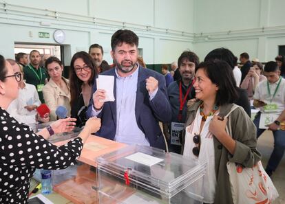 El candidato a la alcaldía de la capital por Madrid en Pie, Carlos Sánchez Mato, vota en el colegio público Costa Rica, acompañado por Sol Sánchez (izquierda) y Rommy Arce.