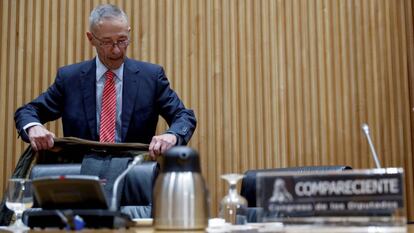 El expresidente de la CNMV, Julio Segura, momentos antes de comparecer en la Comisión de investigación de la crisis financiera y rescate bancario.