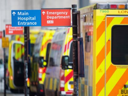 Las ambulancias aguardan frente al Royal London Hospital de Londres.