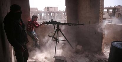 Un integrante de una formaci&oacute;n rebelde, durante los combates de este domingo en el barrio de Jobar (Damasco)