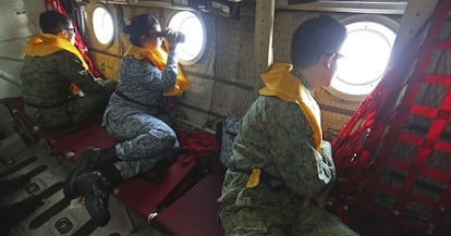 Personal militar de Singapur durante la búsqueda del vuelo de Malaysia Airlines MH370.