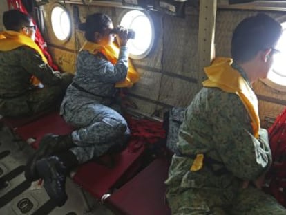 Personal militar de Singapur durante la búsqueda del vuelo de Malaysia Airlines MH370.