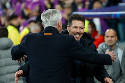 Abrazo entre Ancelotti y Simeone, antes del inicio del partido.
