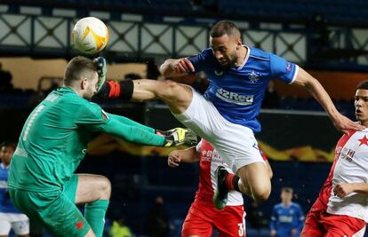 Patada voladora de Kemar Roofe a Onderj Kolar durante el partido de octavos de final por Europa League entre Glasgow Rangers y Slavia de Praga, en el estadio Ibrox en Glasgow, Escocia (Reino Unido).