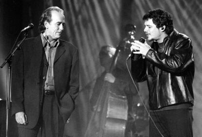 Acto de entrega de los premios Ondas 1999. En la imagen, actuación conjunta de Joan Manuel Serrat y Alejandro Sanz, el 11 de noviembre de 1999.