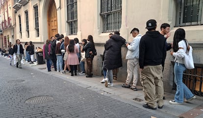 Varios jóvenes hacen cola para entrar a una tienda efímera en el centro de Madrid.