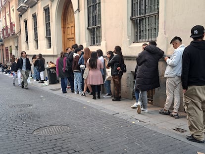Varios jóvenes hacen cola para entrar a una tienda efímera en el centro de Madrid.