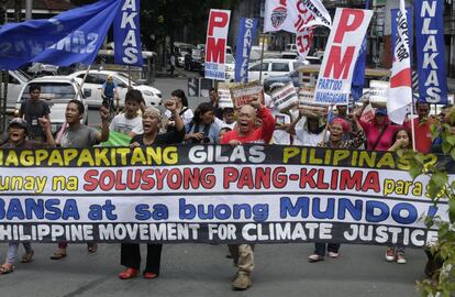 Un grupo de protestantes en Manila, Filipinas.
