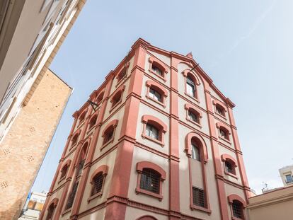 Juno House Club, club femenino, está situado en el antiguo edificio de la Farinera de Aribau, en Barcelona