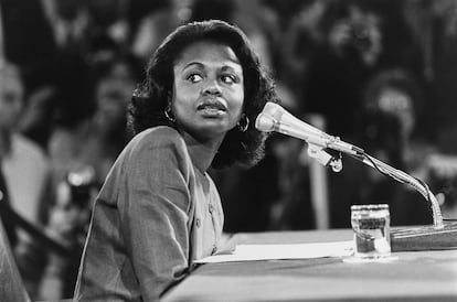 Anita Hill, abogada y activista, se hizo conocida porque en 1991 acusó al candidato a la Corte Suprema de los Estados Unidos, Clarence Thomas, de haberla acosado sexualmente mientras era su supervisor en la EEOC en la década de los 80.