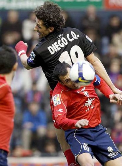 Diego Camacho y Puñal pugnan por un balón aéreo.