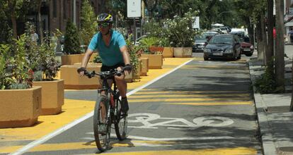 Un ciclista en el tramo de la calle de Galileo semipeatonalizada, el 5 de julio de 2017.