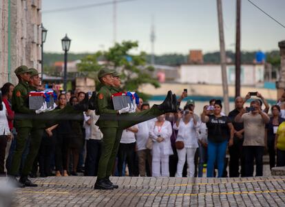 Soldados marcharon con las urnas en brazos para iniciar la procesión.