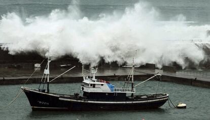 Una vez más el fuerte temporal se ha hecho notar en el norte de la Península, donde el oleaje ha sido el protagonista de nuevo. En la imagen las olas sobrepasan los diques del puerto de Bermeo. 