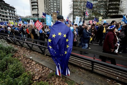 "O Brexit é um completo desastre". O prefeito de Londres, Sadiq Khan, também está na manifestação. "Não importa em quem você vote, tenho certeza de que concordará que o Brexit é um completo e total desastre. O povo britânico não votou por um acordo ruim do Brexit. O povo britânico não votou por um Brexit sem acordo. Está na hora de darmos [aos britânicos] a última palavra".