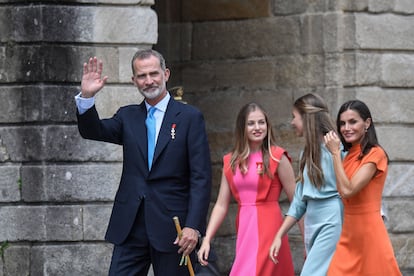 Felipe VI y la reina Letizia, acompañados de la princesa Leonor y la infanta Sofía, han viajado a Santiago de Compostela para rendir homenaje al apóstol y así celebrar el Año Santo 2022, extendido por una concesión papal, tras festejarse también en 2021. En la imagen, el Rey saluda a su llegada a la plaza del Obradoiro. 