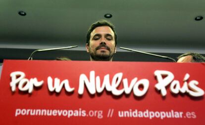 El líder Uniudad Popular-Izquierda Unida, Alberto Garzón (c), valora los resultados electorales esta noche en la sede de Izquierda Unida, en Madrid.