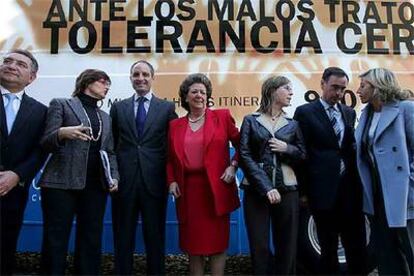 Camps, entre De Miguel y Barberá, junto a otros cargos del PP en el acto de ayer.