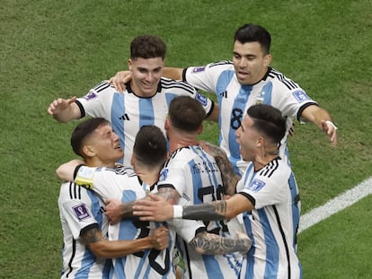 Los jugadores de la selección argentina celebran su primer gol en el partido contra Países Bajos en el Mundial.