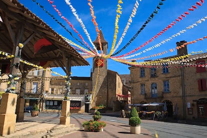 Guirnaldas en la plaza de Belves, perteneciente al club Les Plus Beaux Villages de France (Los pueblos más bellos de Francia). 