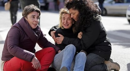 Isabel Monr&oacute;s, la madre de los tres ni&ntilde;os, es consolada por la marcha de sus hijos para ser entregados a su padre.