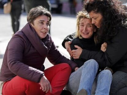 Isabel Monr&oacute;s, la madre de los tres ni&ntilde;os, es consolada por la marcha de sus hijos para ser entregados a su padre.