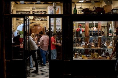 Varios grupos de personas en el interior de un bar de Sevilla.