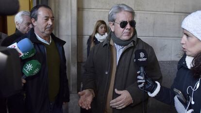 El presidente de la Asociación Hispalense Solidaridad del Taxi (en el centro), este lunes en el juzgado de Sevilla.