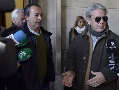 El presidente de la Asociaci&oacute;n Hispalense Solidaridad del Taxi (en el centro), este lunes en el juzgado de Sevilla. 