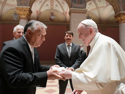 El papa Francisco saluda al primer ministro húngaro, Viktor Orbán, en el museo de Bellas Artes de Budapest, este domingo.